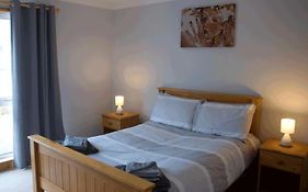 3 Bed Bungalow - Sleeps 6 - Pet Friendly - Parking